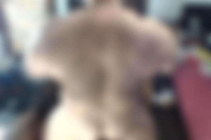 Aproveite as costas de BullMuscleJoe e ele faz malabarismos com seu corpo peludo de urso musculoso para seus prazeres!