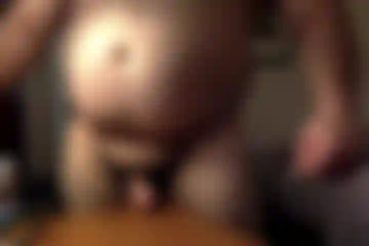 Veja BullMuscleJoe se sentar em sua mesa em casa!