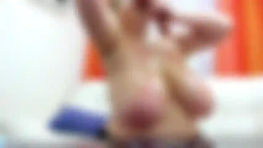 Garganta suja bagunçada em um brinquedo grande, muita saliva babando sobre peitos pendurados.