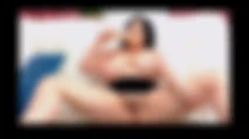 Messy deepthroat masturbando esguichando em seu rosto.