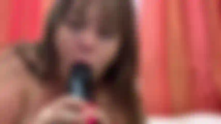 Grande galo preto engasgando de perto