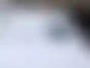 Muita neve em volta dos peitos nus.