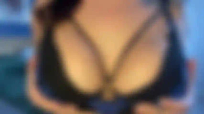 Peitos grandes balançam.