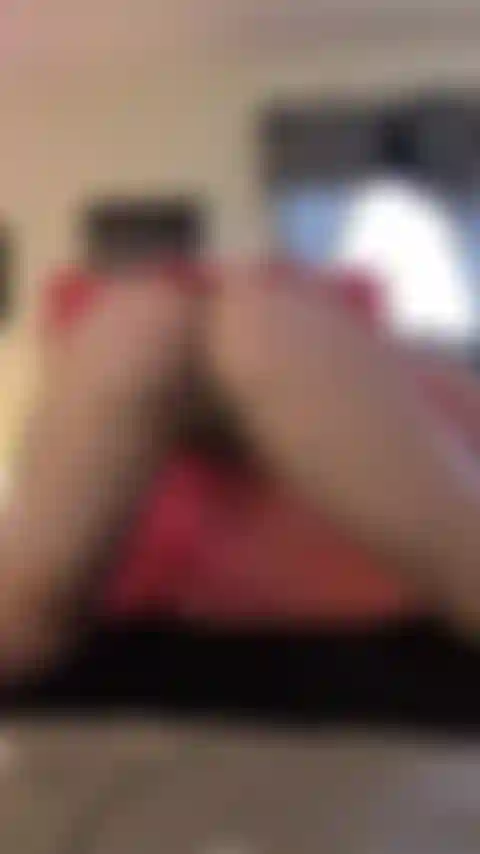 Chupando e fodendo com meu vestido rosa de tiras.