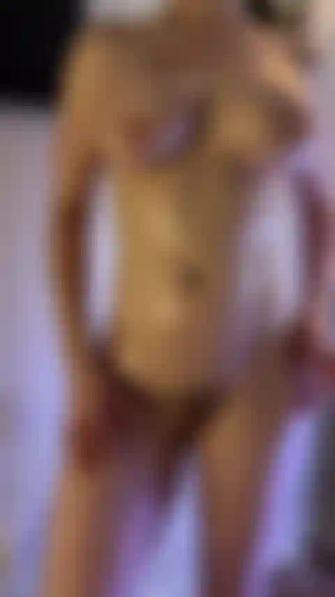 Exibindo meus peitos oleados.