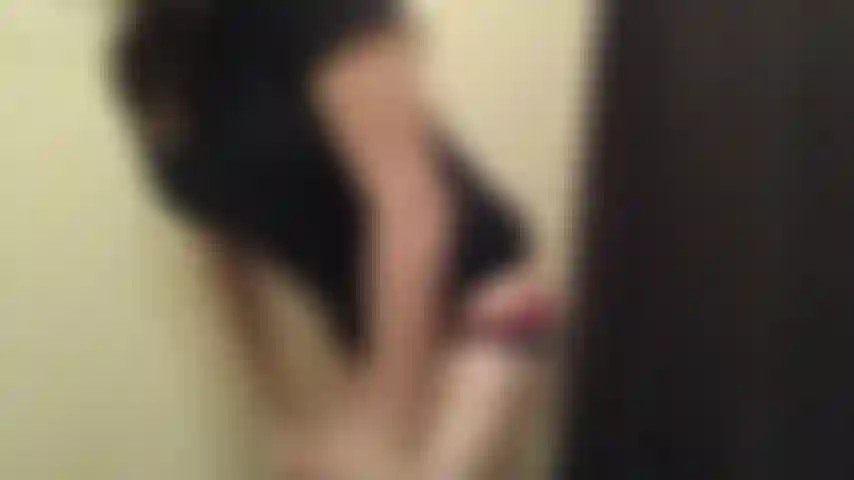 Encontrei um vídeo antigo me dedilhando no banheiro do meu amigo.