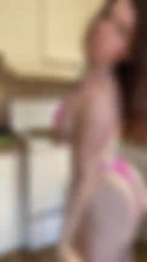 Balançando a bunda de biquíni.