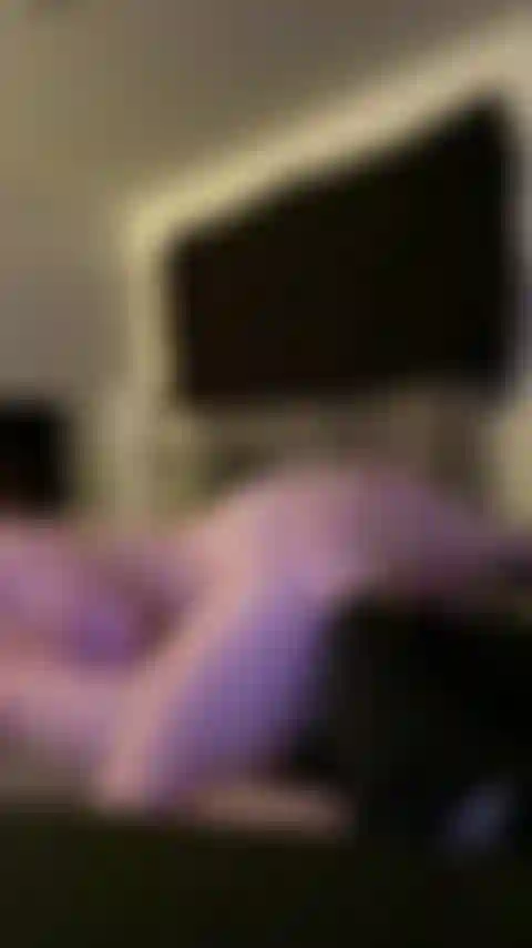 Cavalgando intensamente no pau.