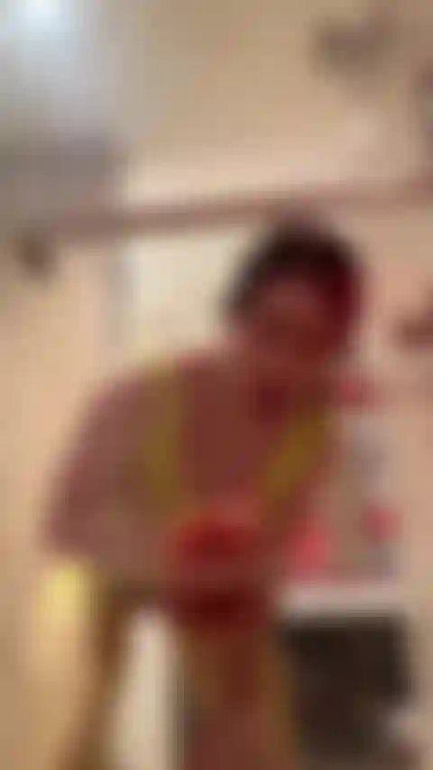 Chupando e fodendo na porta do chuveiro.