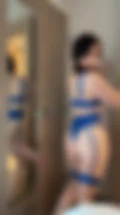 Fodendo o espelho com minha lingerie azul.