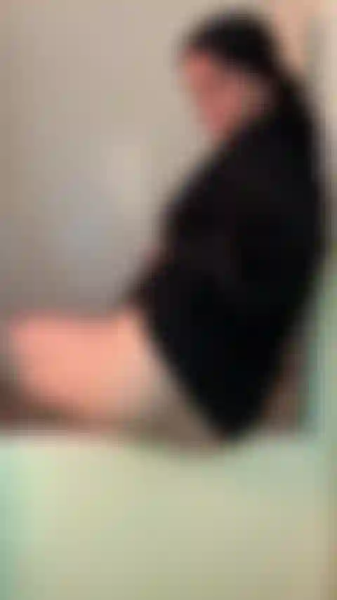 Experimentando meu outro vibrador tentáculo na lateral da banheira.