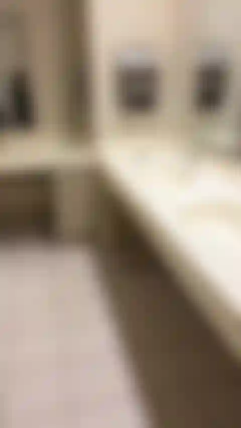 Gosto de mostrar os peitinhos em banheiros públicos.