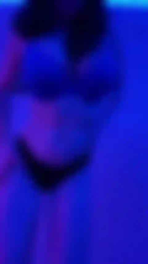 Dançando, rebolando e fazendo strip-tease.