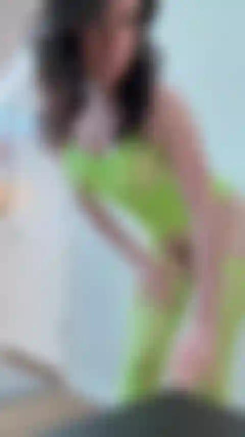 Bunda tremendo e batendo palmas.