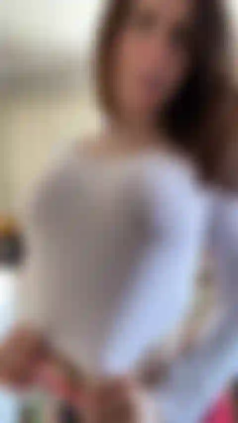 Suja conversando na cozinha.