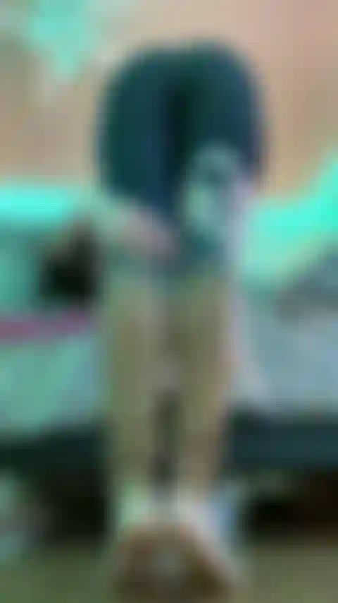 Implorando para ser fodida por causa da conversa suja da cama.