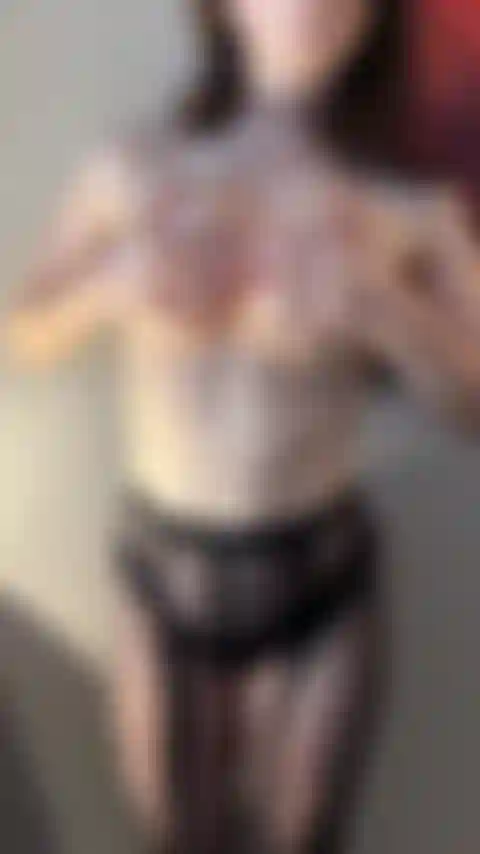 Brincando com meus peitões.