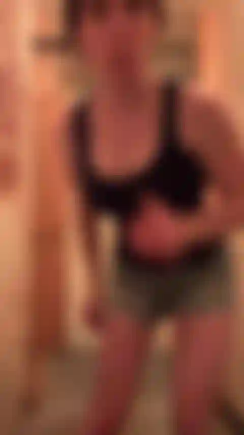 Divertida em banheiro público.