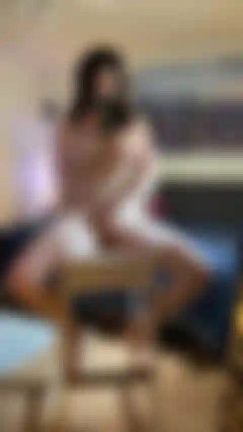 Dedilhando na frente do espelho.