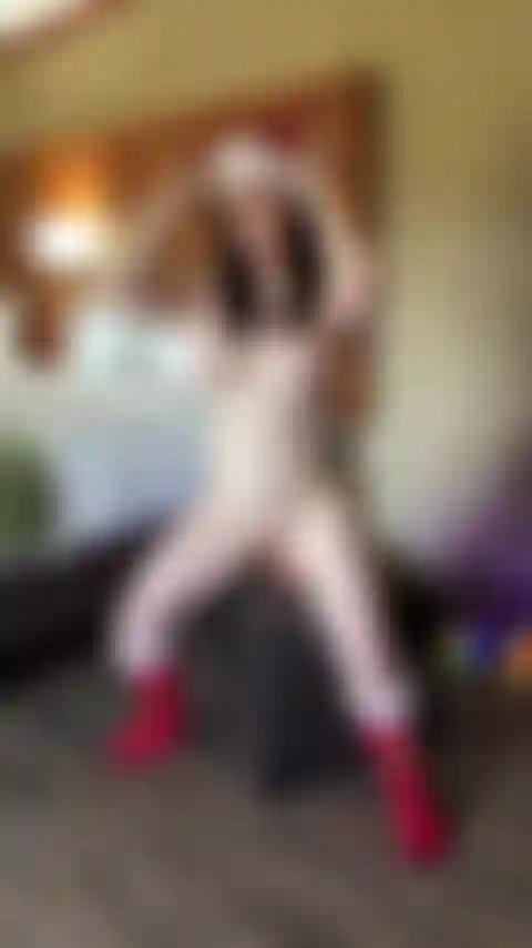 Cavalgando e rebolando no meu vibrador.