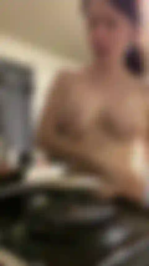 Divaga nua enquanto cozinha.