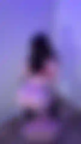 Fazendo twerk e fodendo meu torso de brinquedo na minha cadeira de vidro.