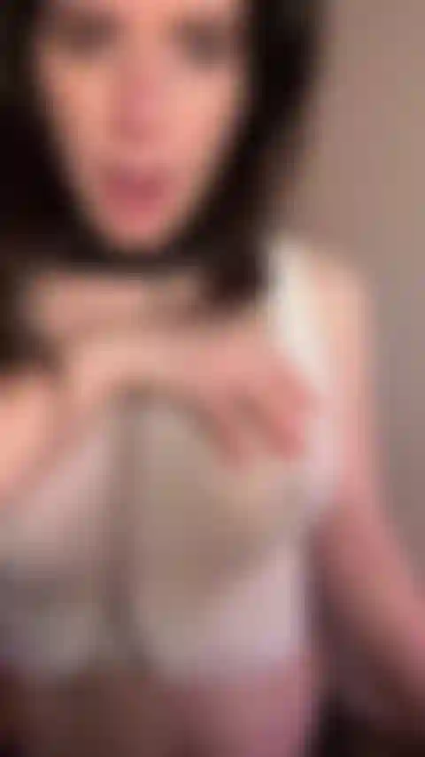 Pinças de mamilo e chupando vibrador.