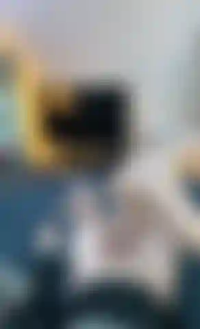 Montando um pau com pinças de mamilo.