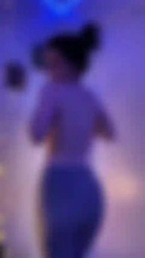 Rebolando e dançando.