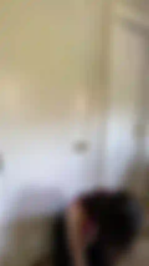 Garota nua e envergonhada.