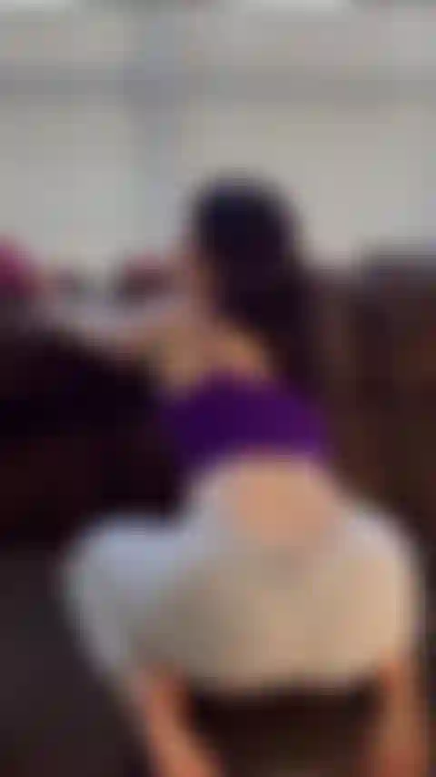 Rebolando até gozar na minha bunda.