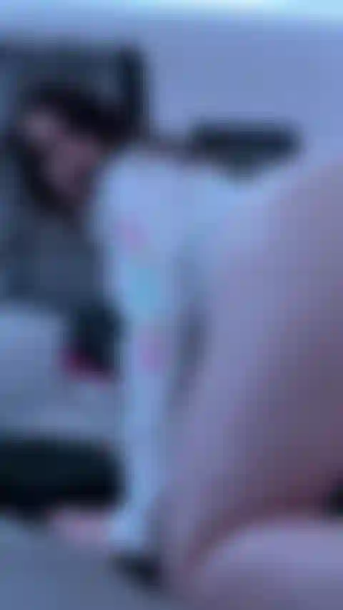 Gozando com meu estimulador de clitóris por trás.