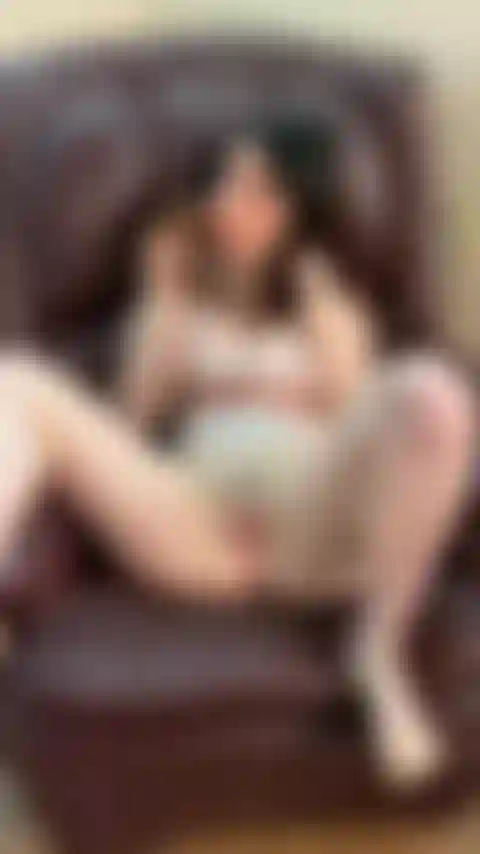 Derramando creme em todo o seu pau preto.