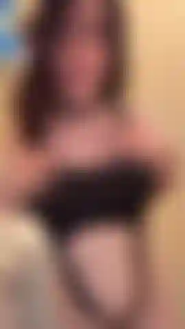 Brincando com meu vibrador bbc na lavanderia.