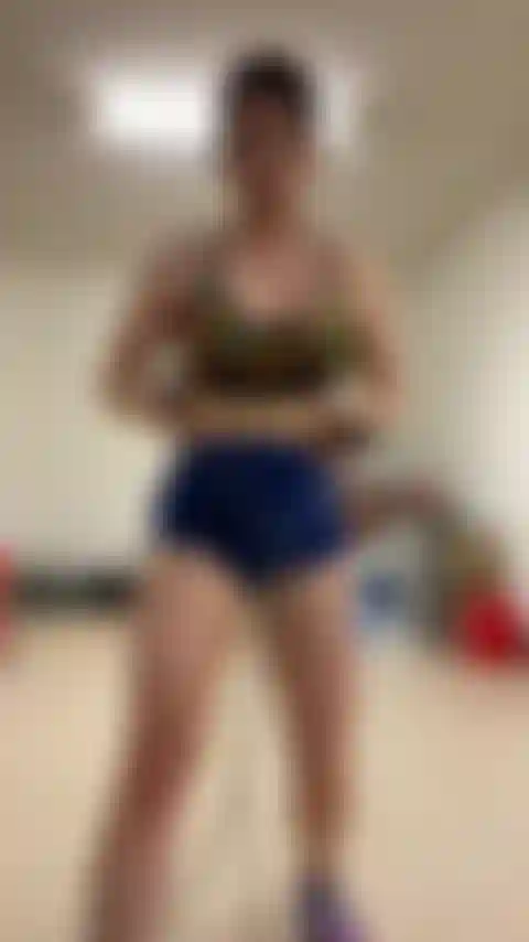 Pulando corda em topless.