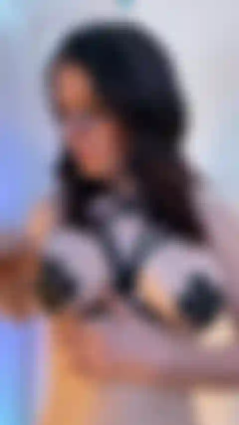 Tirando os protetores de mamilo.