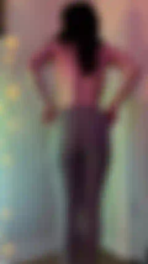 Bunda tremendo e batendo palmas.