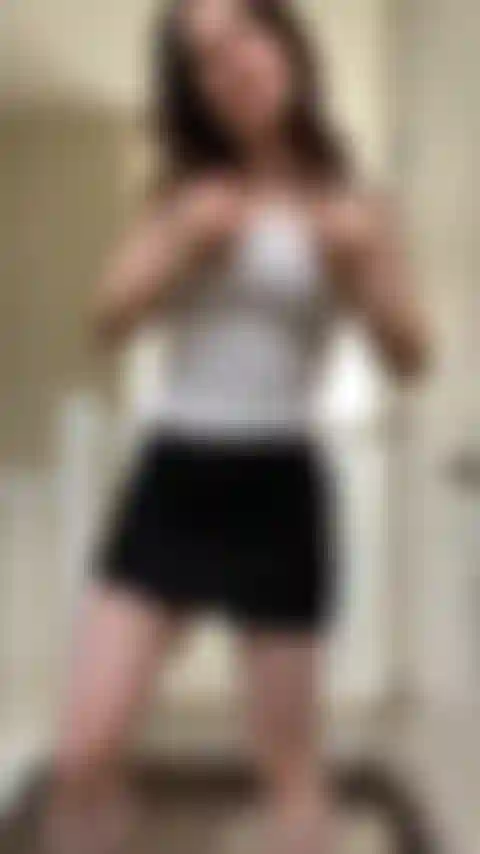 Titty terça-feira flexionando os peitinhos.