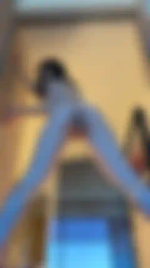 Transando em uma parede de vidro.