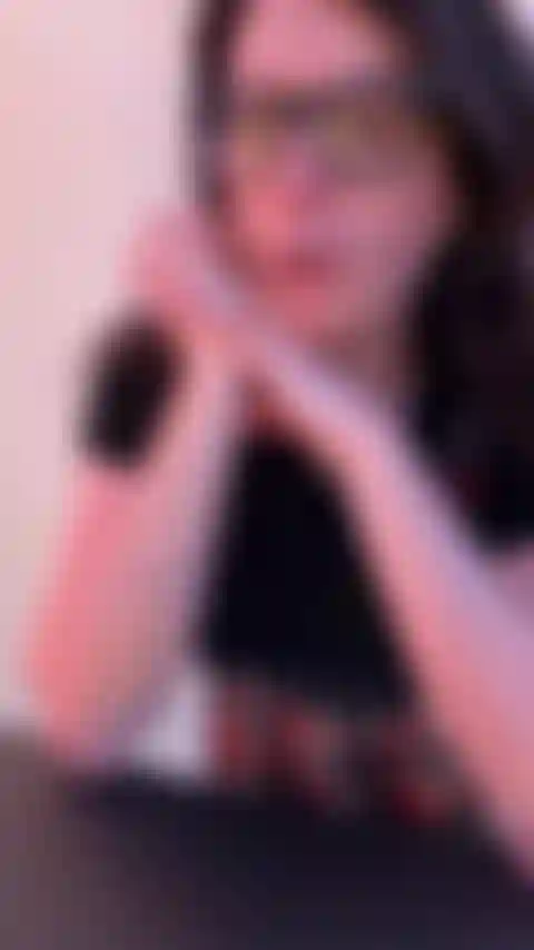 Estudante universitária safada chupa o pau do professor.