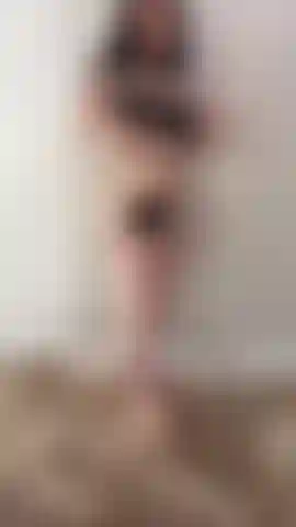 Joi, de lingerie preta.