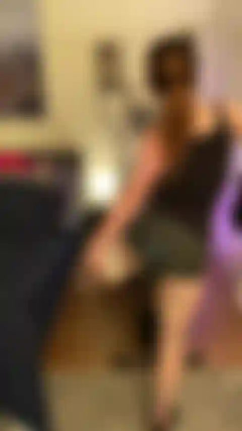 Elíptico, agachamento, flexões, yoga.... Toda nua.