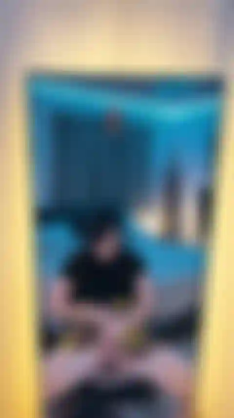 Uso 2 brinquedos em frente ao espelho.