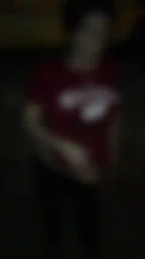 Encontrei um vídeo antigo meu me dedilhando em uma construção à noite!