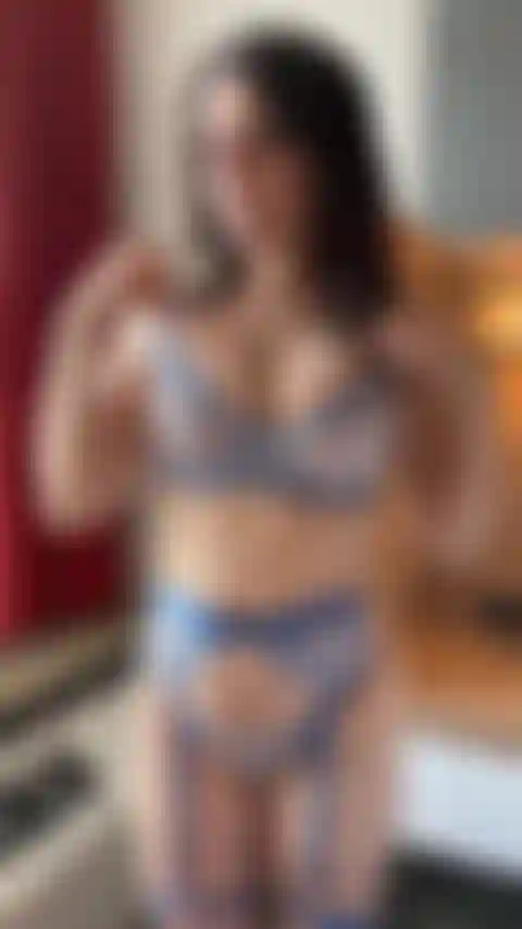 Exibindo meus peitos em minha lingerie azul.