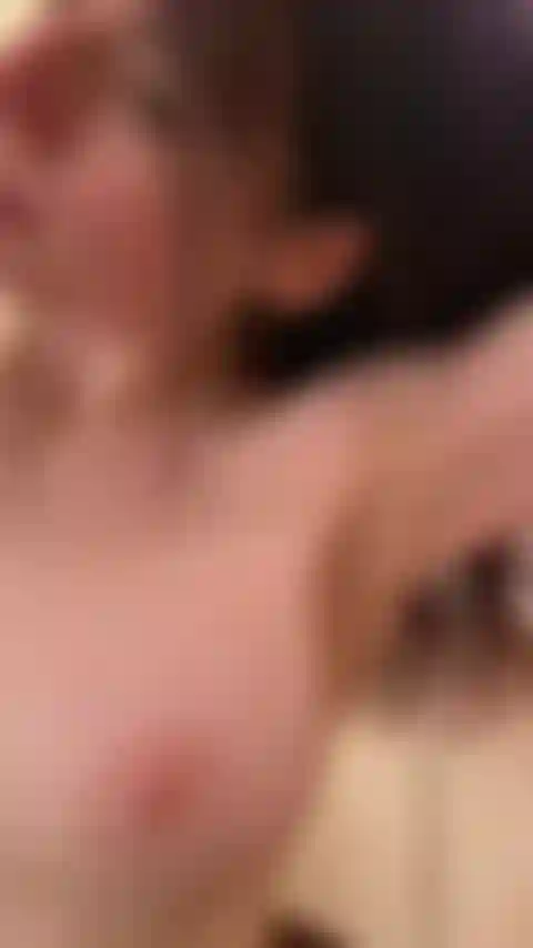 Só secando o cabelo, nua.