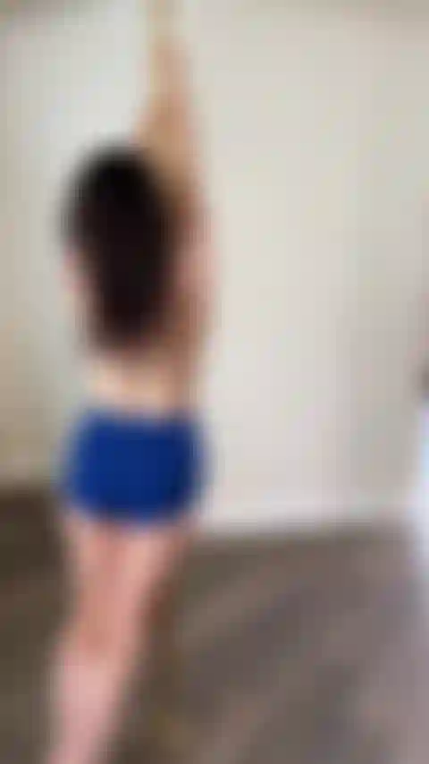 Tentando dançar pole dance.