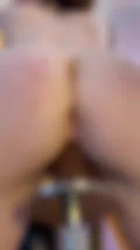 Sendo fodida por trás com minha máquina de foder.