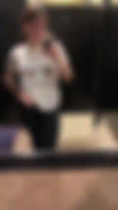 Brincando com meus peitos.