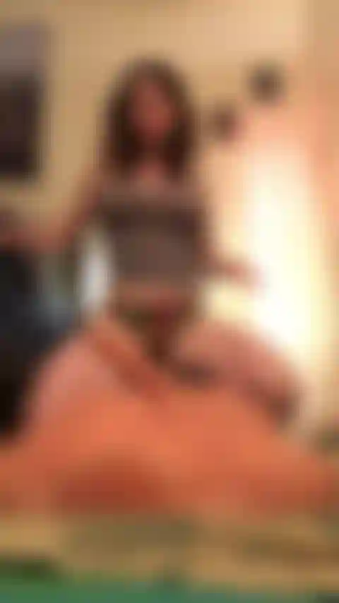 Chupando o chad e depois pulando minha bunda nele.